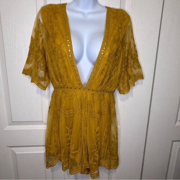 Honey Punch Deep Plunge Neck Flutter Sleeve Lace Romper Mustard Gold Size Medium - Picture 2 of 11